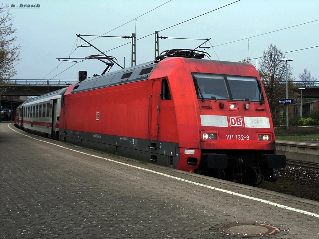 101 123-9 kurz vor der abfahrt mit einen IC am 06.04.14