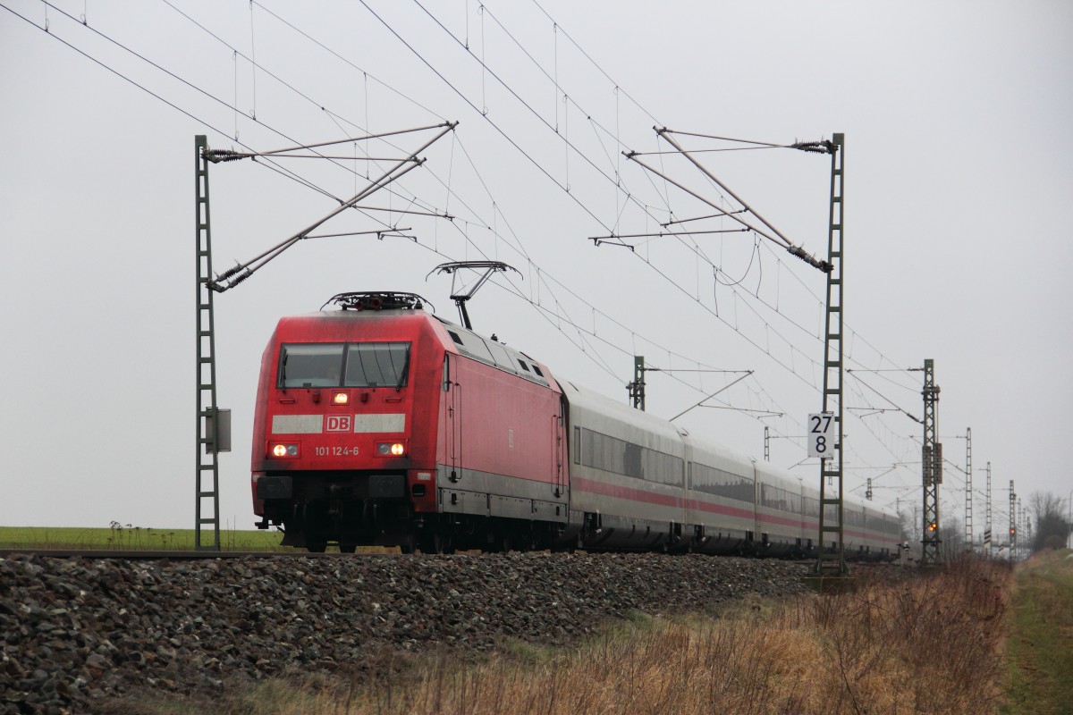 101 124-6 DB mit dem ICE 1008 bei Reundorf am 13.02.2015.