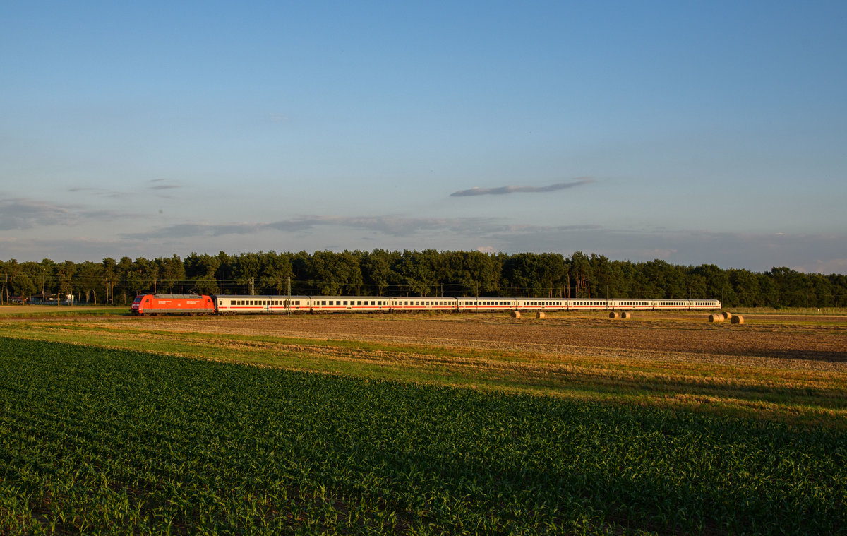 101 125 mit einem Leerreisezug bei Graben-Neudirf am 6.8.2016.