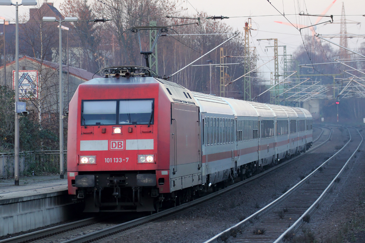 101 133-7 mit IC 2403 nach Köln Hbf. bei der Einfahrt in Recklinghausen 13.12.2013