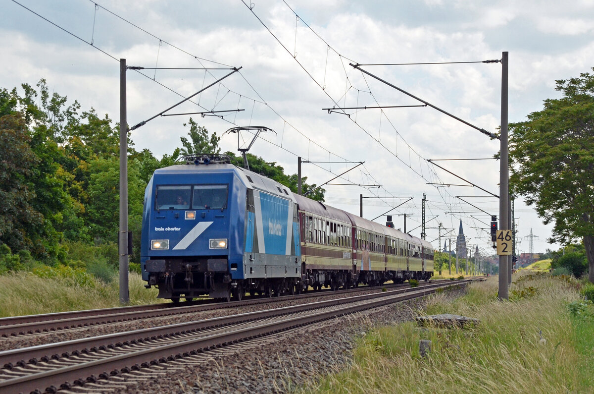 101 133 der Traincharter oblag am 09.06.24 die Bespannung des Säuferzuges vom Flughafen Leipzig/Halle nach Köln. Hier passiert der Zug in Fahrtrichtung Dessau Greppin.