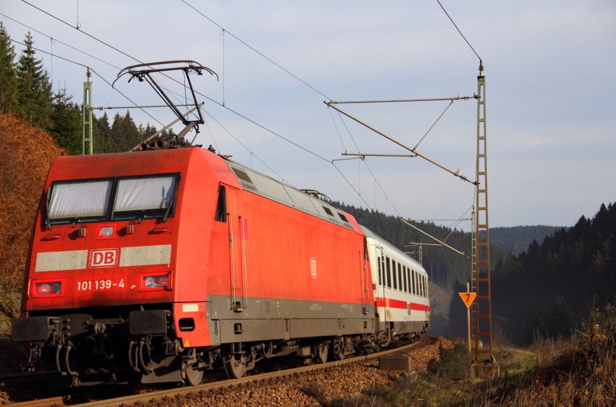 101 139-4 DB auf der Frankenwaldrampe bei Steinbach am 12.11.2014.