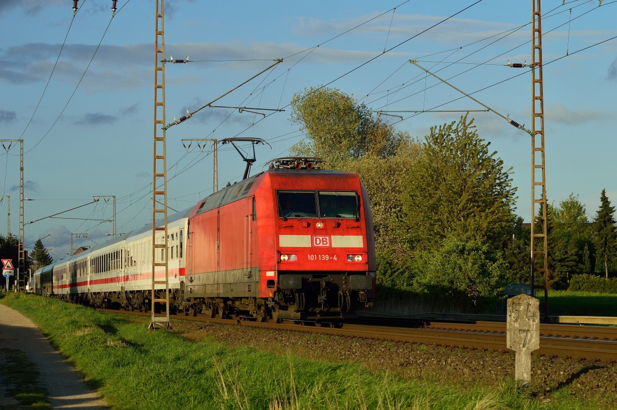 101 139-4 mit dem IC 2223 aus Berlin Ostbahnhof kommend zwischen Wickrath und Wickrathhahn kurz vorm Bahnumspannwerk nach Aachen fahrend am Abend des 14.4.2014