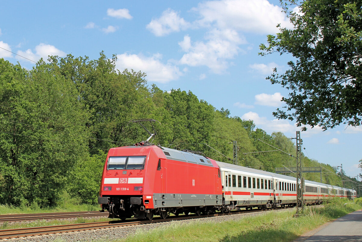 101 139-4 schiebt ihren IC nach Hamburg. Tostedt - Dreihausen, 17.05.2024.