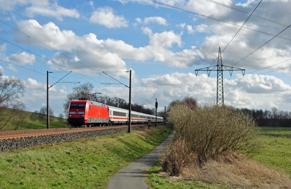 101 142-8 fuhr am 03.04.2015 mit dem IC 2200 von Köln nach Norddeich Mole, hier südlich von Leer.