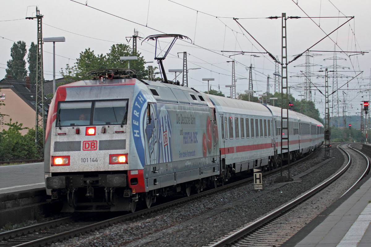 101 144 mit IC 2330 nach Köln Hbf. bei der Einfahrt in Gelsenkirchen 17.5.2014