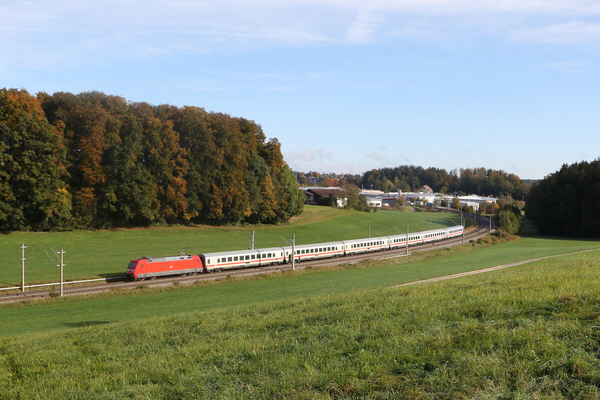 101 145 mit dem  IC Königssee  aus Freilassing kommend am 12. Oktober 2024 bei Axdorf.