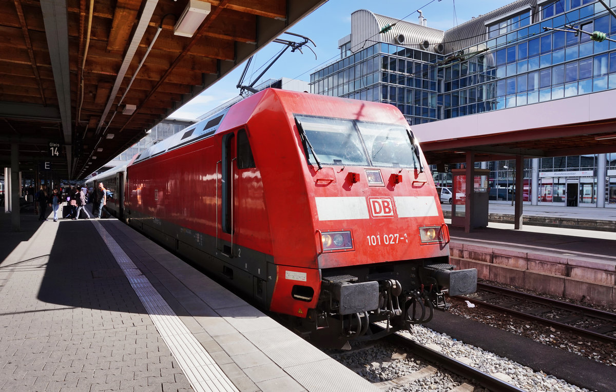 1010 027-1 mit EC 115 (Münster (Westf) Hbf - Klagenfurt Hbf), am 29.3.2016 beim Halt in Stuttgart Hbf. 