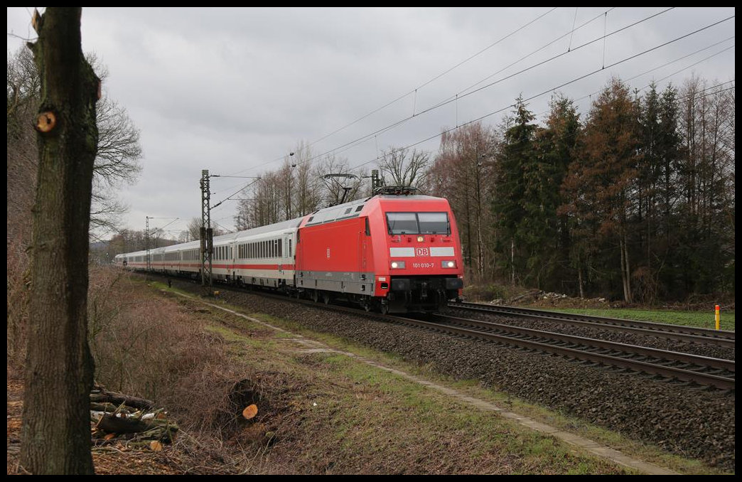 101058-6 erreicht hier am 11.3.2019 um 11.29 Uhr mit dem IC 2320 nach Hamburg Altona die Landesgrenze zu Niedersachsen bei Hasbergen.