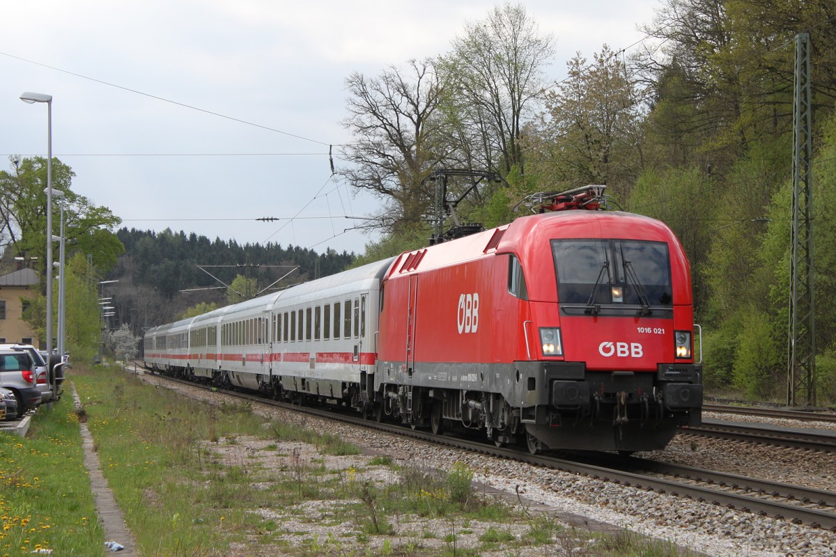 1016 021 fuhr am 14.4.14 mit einem IC durch Aßling.