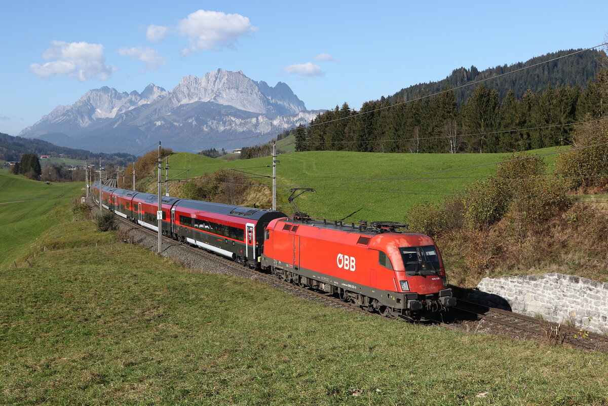 1016 030 mit einem  Railjet 2  aus Wörgl kommend am 29. Oktober 2024 bei Fieberbrunn.