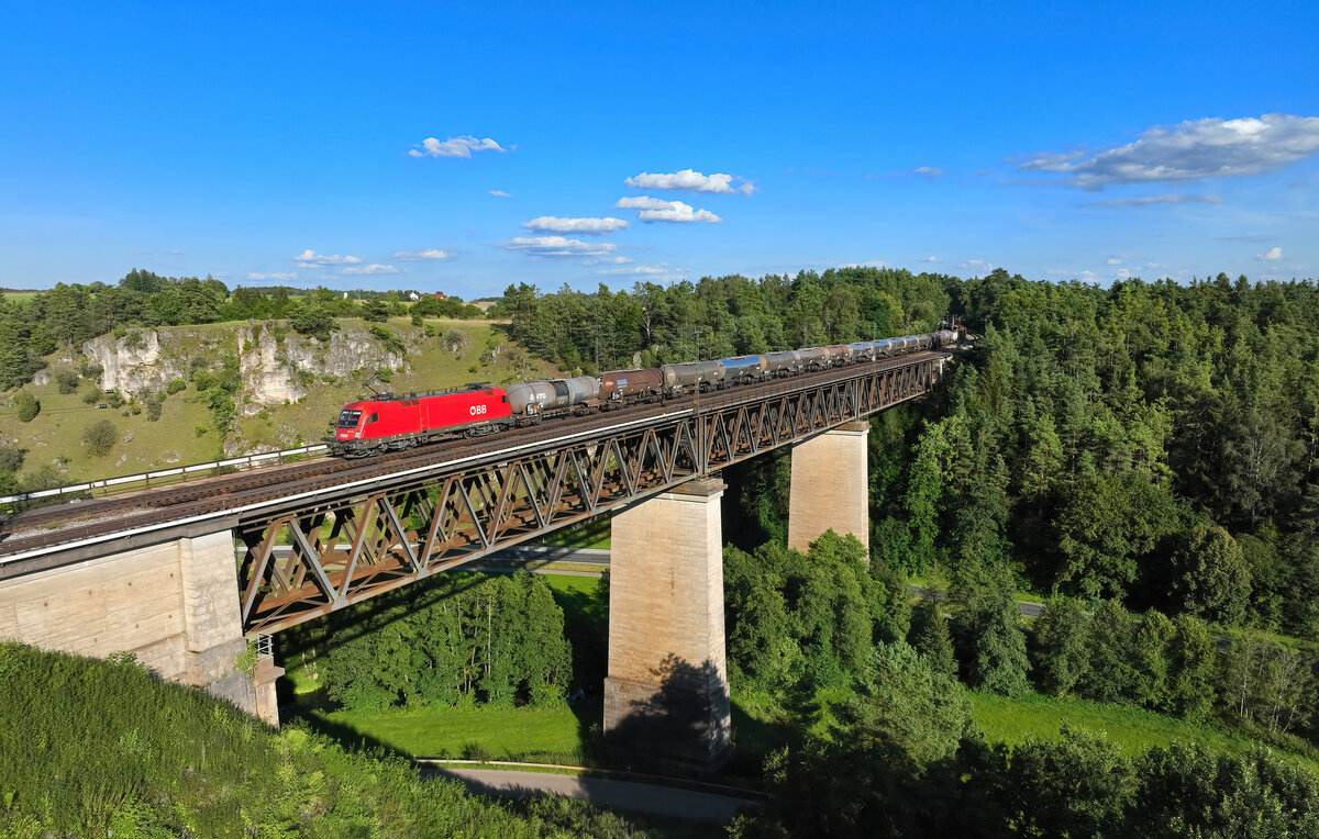 1016 040 mit einem Güterzug am 10.08.2024 bei Beratzhausen.