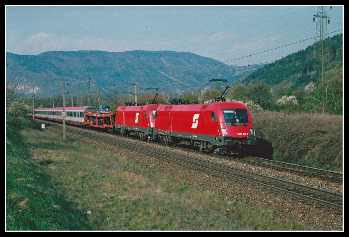 1016 045 + 1016 016 mit EC669 bei Stübing am 25.04.2003.