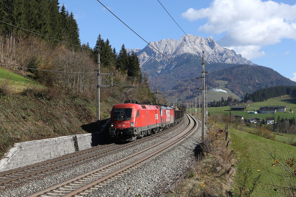 1016 045 und 1293 xxx waren mit einem gemischten Güterzug am 29. Oktober 2024 bei Pfaffenschwend auf dem Weg nach Wörgl.