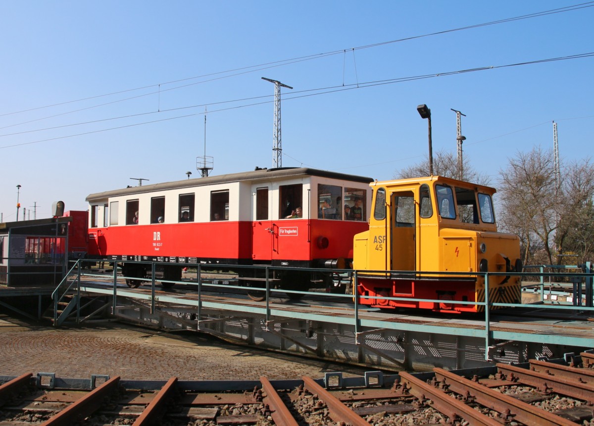 10.4.2015 Eisenbahnerlebniszentrum Pasewalk. Akku-Schlepp-Fahrzeug + ehem. Dampftriebwagen 190 822 auf der Drehscheibe