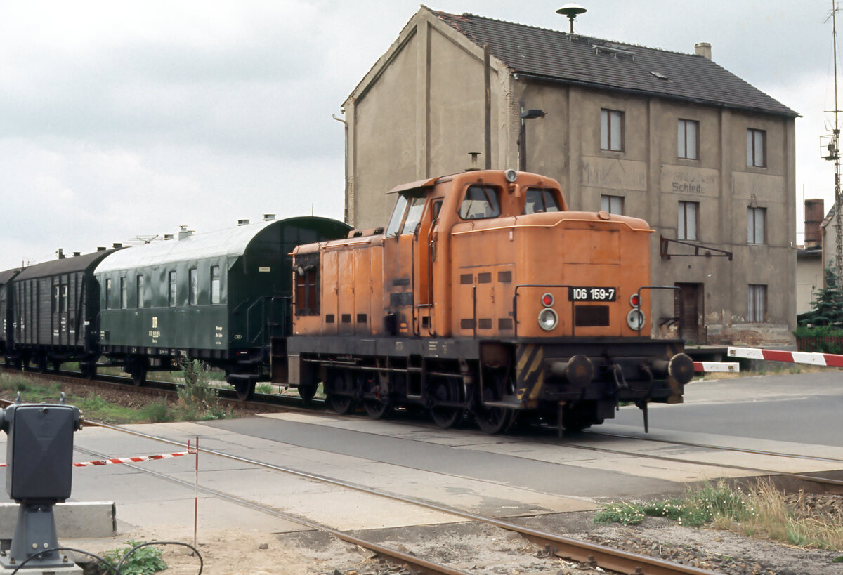 106 159 mit einem interessanten  Anhang  am 26.07.1991 vor der Einfahrt in den Bahnhof Schleife in Ostsachsen.