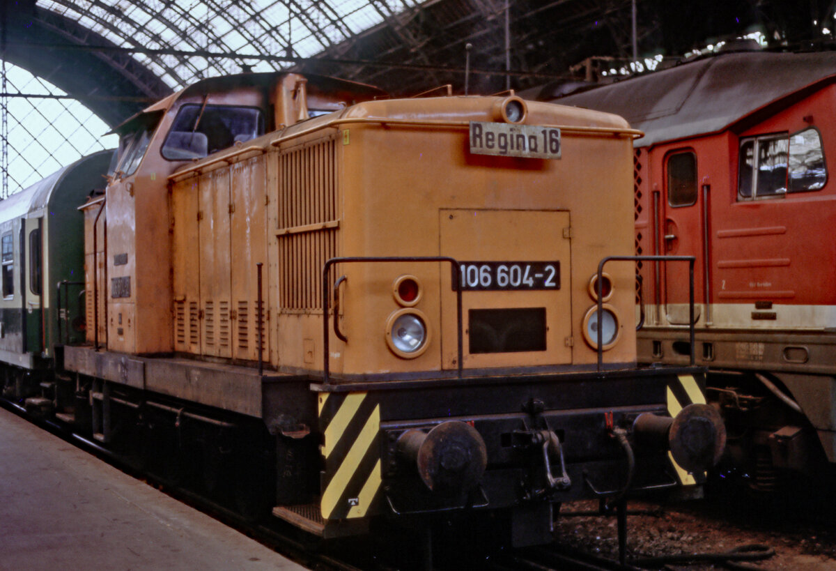 106 604 am 20.07.1991 im Hbf. Dresden. Die Lok wurde 1969 noch unter der Nummer V 60 1604 an die DR geliefert.