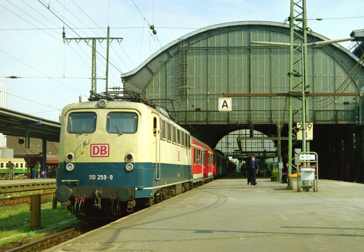 110 259 mit RE 24431 (Bremen–Hamburg) am 09.05.2000 in Bremen Hbf