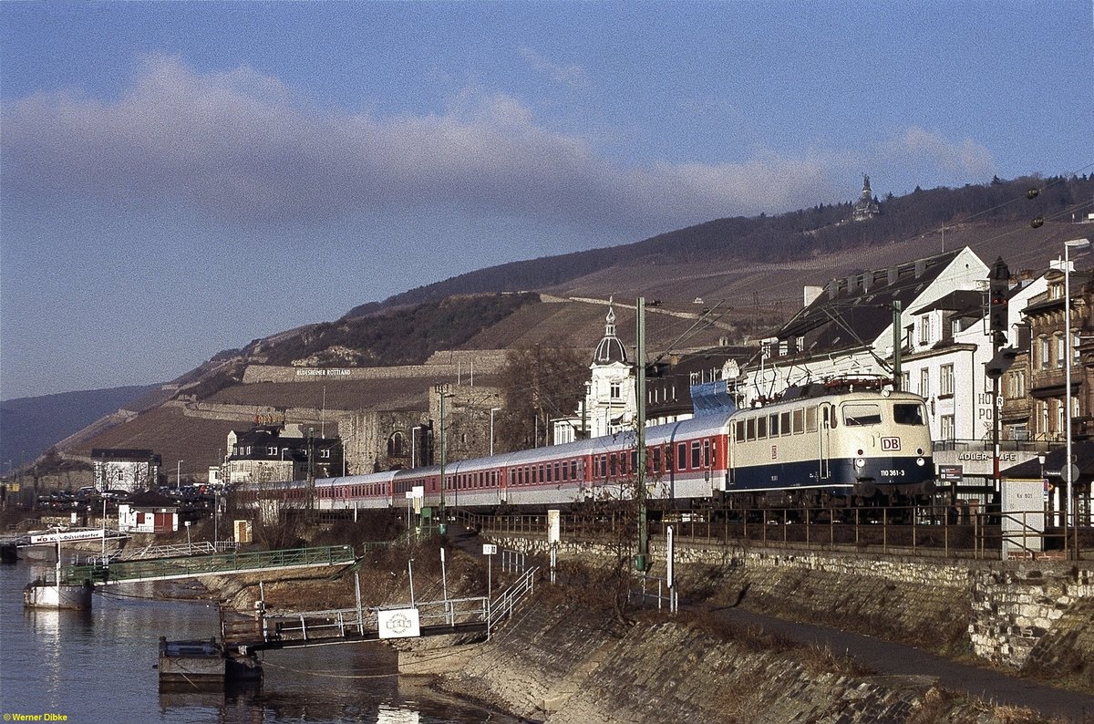 110 361 mit Autoreisezug  Christoforus  (Düsseldorf - München-Ost) in Rüdesheim am Rhein - 02.03.1996