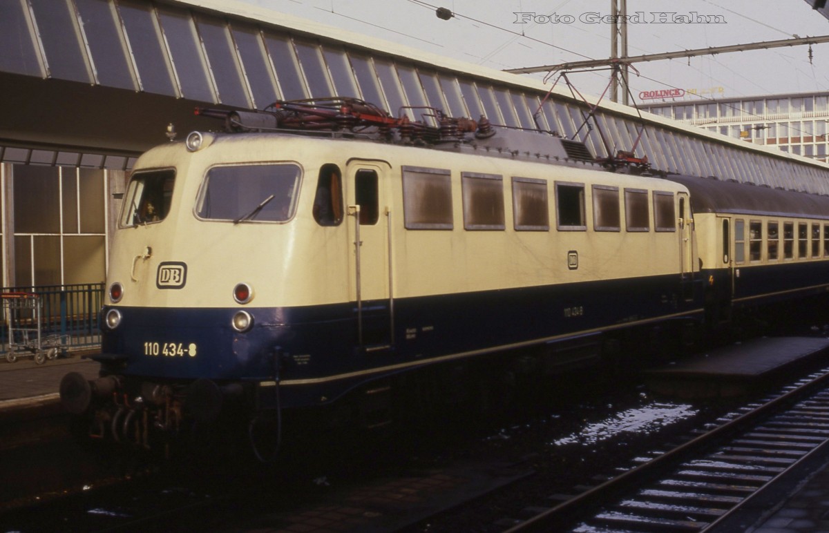 110434 mit dem D 2138 nach Trier am 1.3.1988 um 10.58 Uhr auf Gleis 3 im Hauptbahnhof Münster.