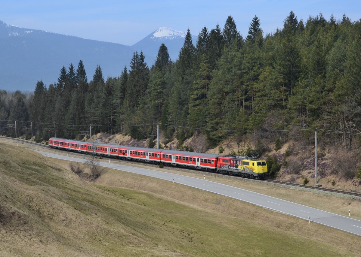 111 024 mit einer RB am 04.04.2013 bei Klais.