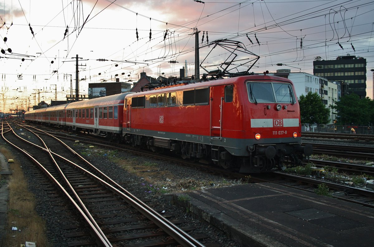 111 037-8 brachte am Abend des 2.7.2017 den RE9 (RE11596)  Rhein-Sieg-Express  von Siegen nach Köln Hauptbahnhof, soeben wird dieser in die Abstellung verlassen.