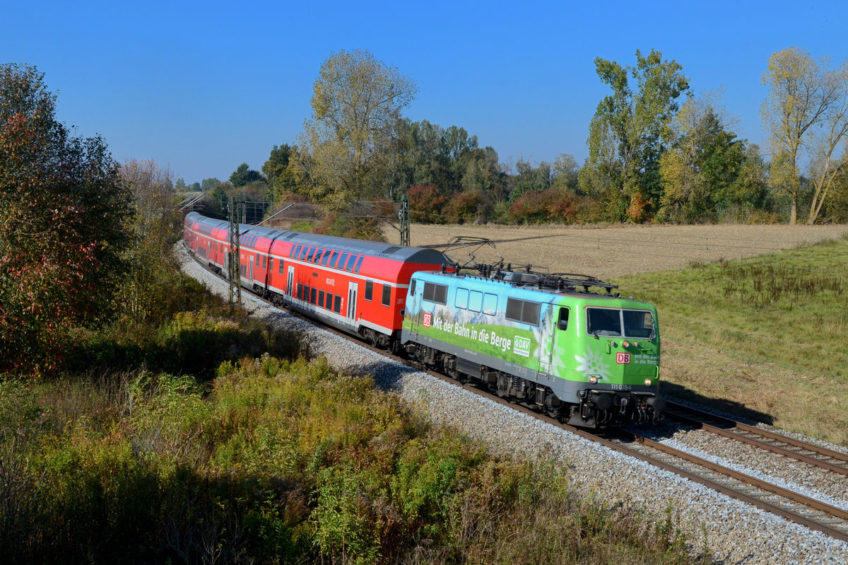 111 039 mit einem RE am 12.10.2015 bei Langenisarhofen. 