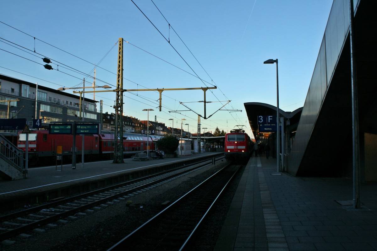 111 061 mit der RB 26579 von Offenburg nach Neuenburg (Baden) am Abend des 23.02.14 beim Halt in Freiburg (Breisgau) Hbf.
Links im Bild ist 143 972 zu sehen, welche gerade fr die Fahrt ins Hllental startklar gemacht wird.