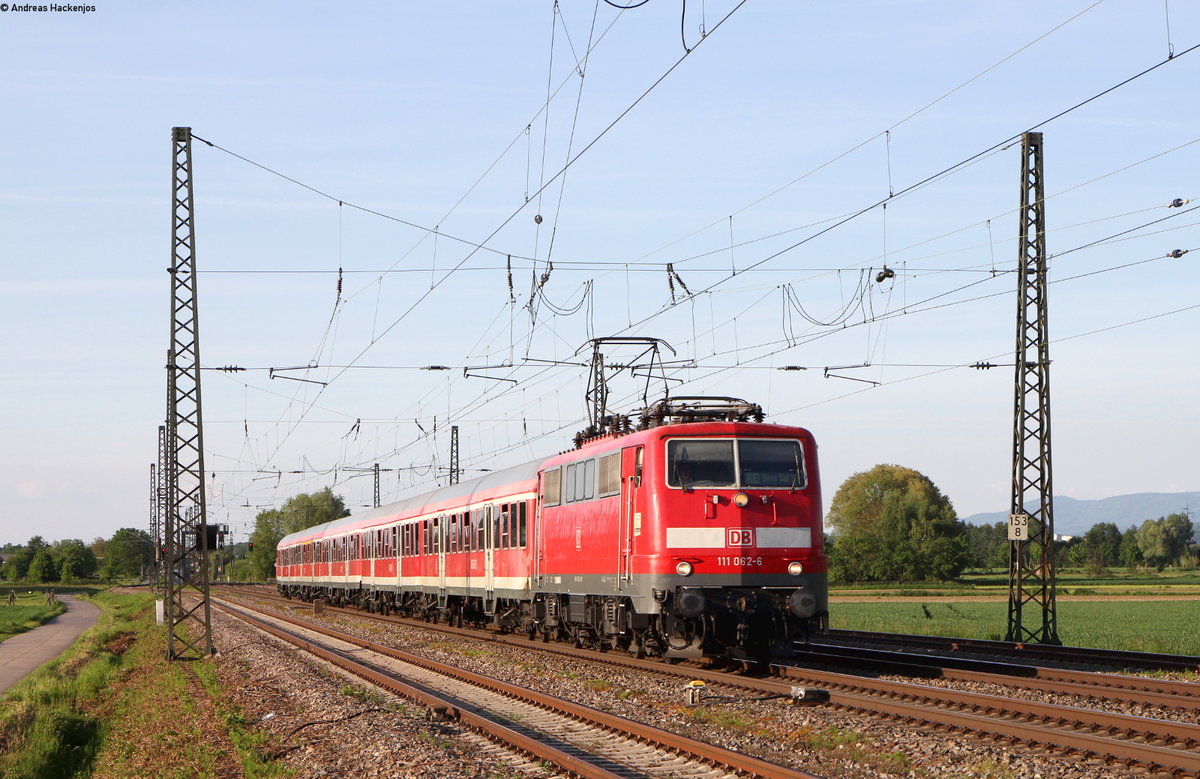 111 062-6 mit dem RE 17039 (Offenburg-Basel Bad Bf) bei Niederschopfheim 15.5.17