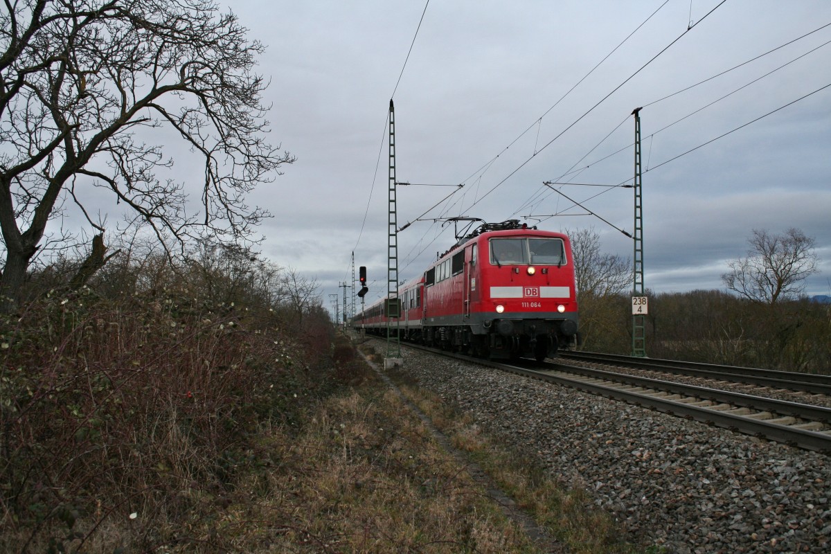 111 064 mit einer RB von Offenburg nach Basel Bad. Bf am Nachmittag des 14.02.14 beim Verlassen des Bahnhofbereichs von Mllheim (Baden).