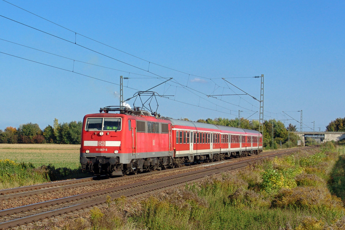 111 067 mit dem Radlzug am 29.09.2007 bei Stephansposching. 