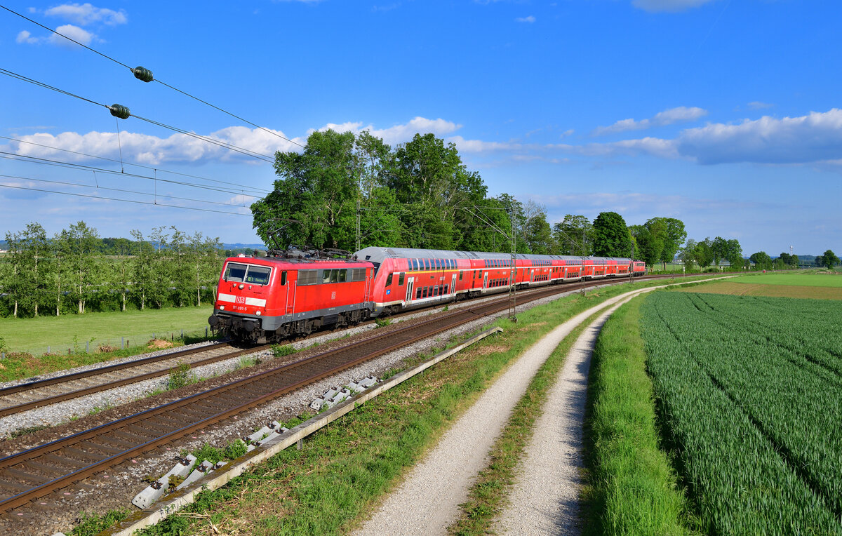 111 091 mit einem RE3 am 09.05.2024 bei Langenisarhofen.