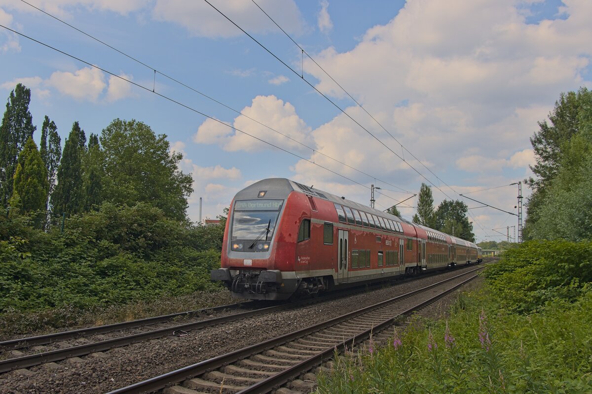 111 095-6 schiebt einen Zug der Sonderlinie EM 2024 durch Herne in Richtung Dortmund (13.06.2024) 