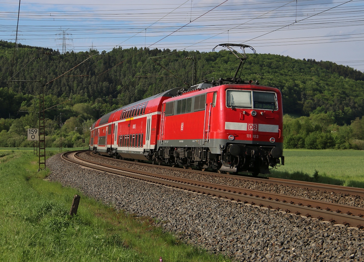 111 103 schiebt den RE50 aus Frankfurt in Richtung Endbahnhof Bebra. Aufgenommen zwischen Mecklar und Ludwigsau-Friedlos am 13.05.2015.