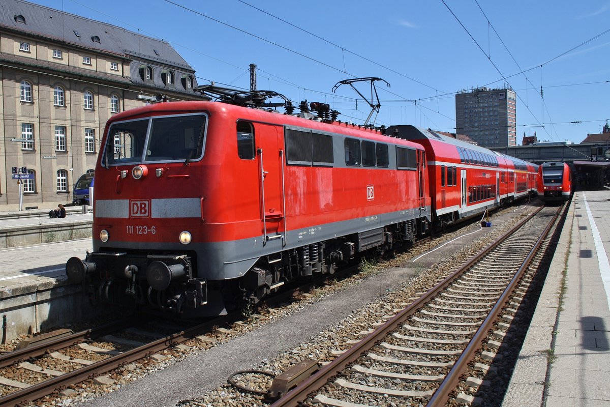 111 123-6 steht am 14.8.2017 mit dem RE4858 nach Nürnberg Hauptbahnhof im Münchener Hauptbahnhof bereit.