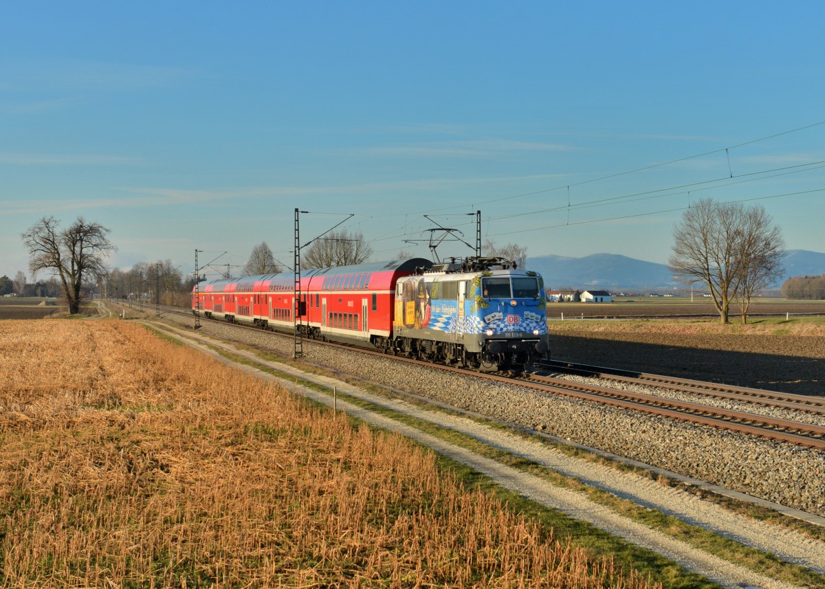 111 123 mit RE 4074 am 12.02.2016 bei Langenisarhofen. 