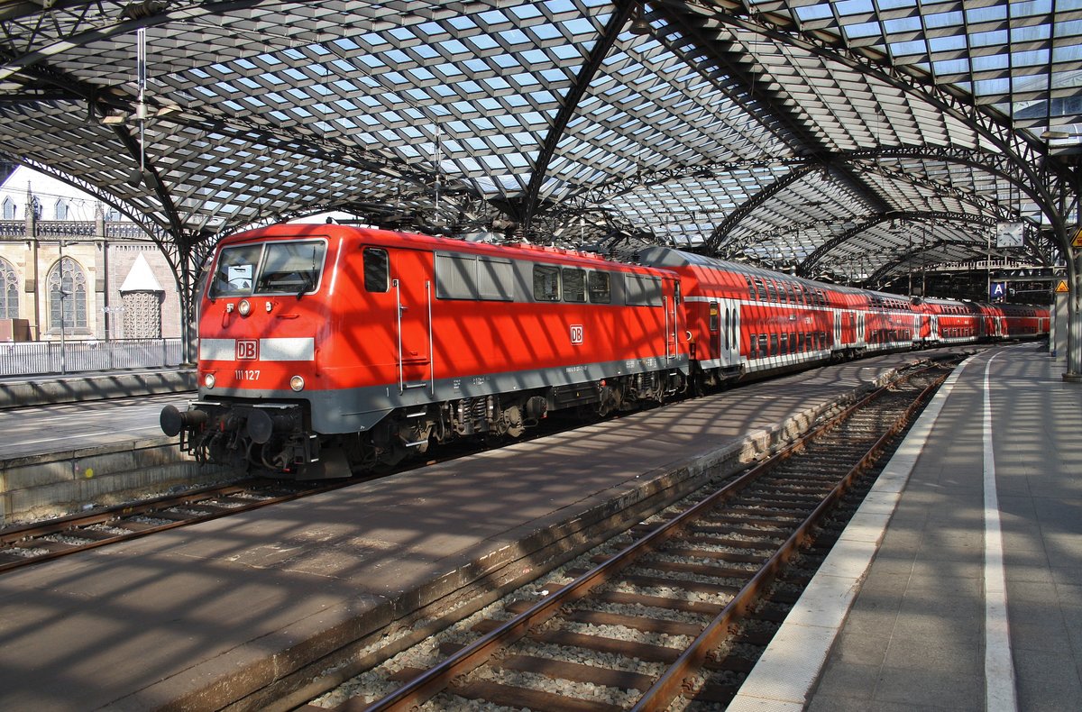 111 127 macht sich am 5.7.2017 mit dem RE9 (RE10907)  Rhein-Sieg-Express  von Aachen Hauptbahnhof nach Siegen im Kölner Hauptbahnhof auf den Weg.