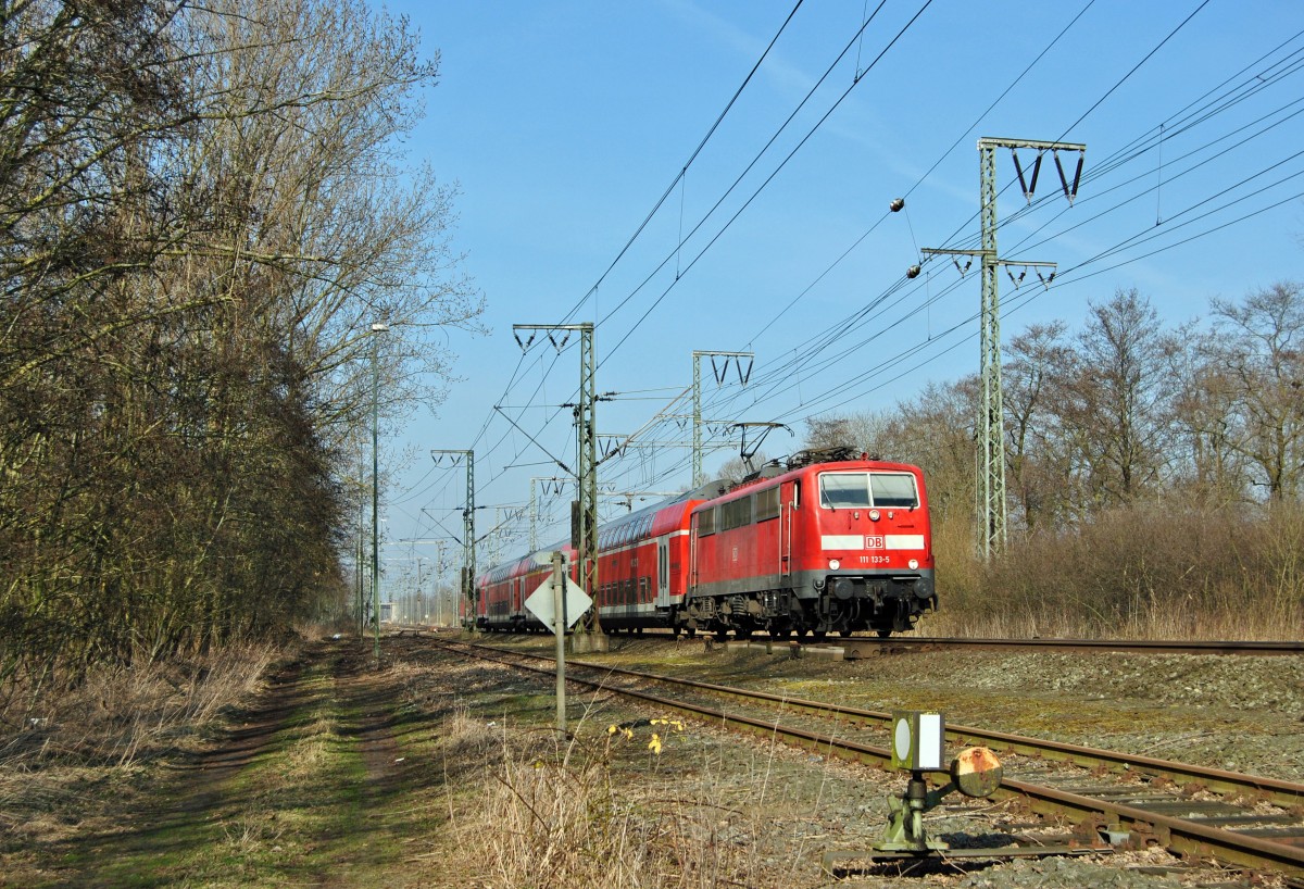 111 133-5 fuhr am 10.03.2014 mit einem RE von Emden nach Münster, hier in Leer.