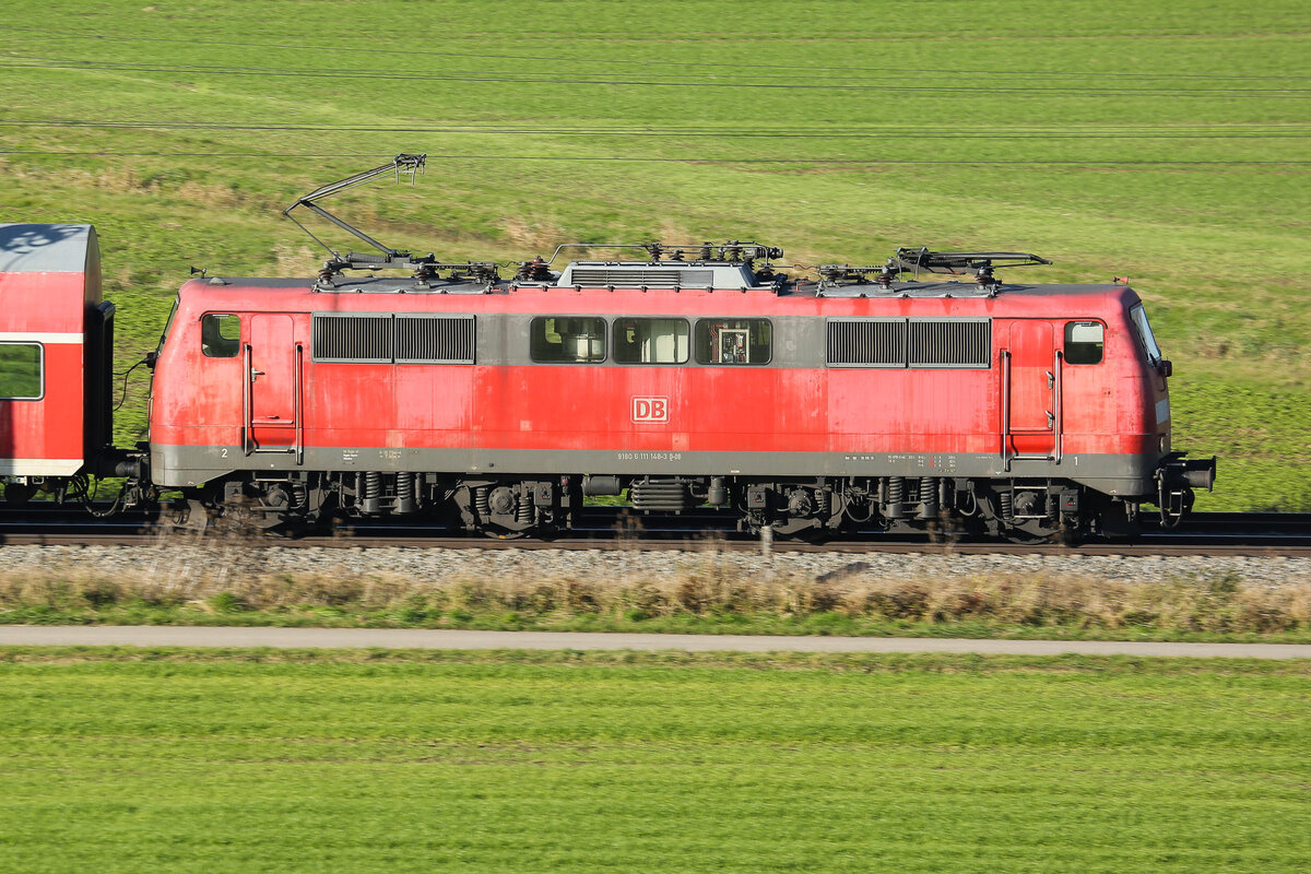 111 148 von München nach Passau am 24.11.24. Zum Fahrplanwechsel im Dezember werden diese dann durch Triebwagen ersetzt und man wird die 111 wohl nicht mehr so häufig bis gar nicht mehr dort sehen. ein gute Fotostelle ist bei Schmidhausen, etwas ausserhalb von Freising.