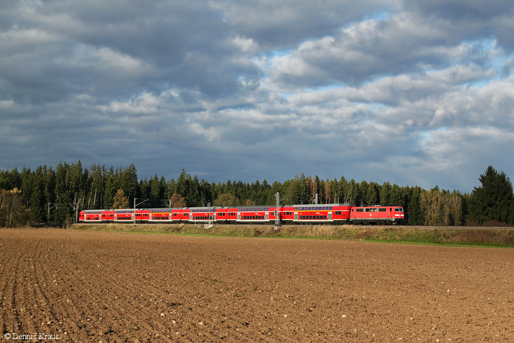 111 166 mit dem wegen Bauarbeiten ber Holzkirchen umgeleiteten RE 79023 am 02.11.2013 bei Otterfing.