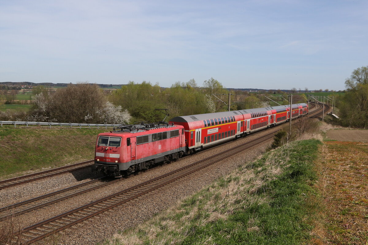 111 201 mit dem  RB 16  aus Ingolstadt kommend am 6. April 2024 bei Vierkirchen.