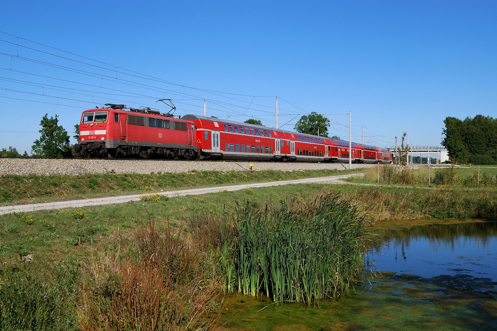 111 211 mit RE 57084 bei Hattenhofen (05.09.2013)