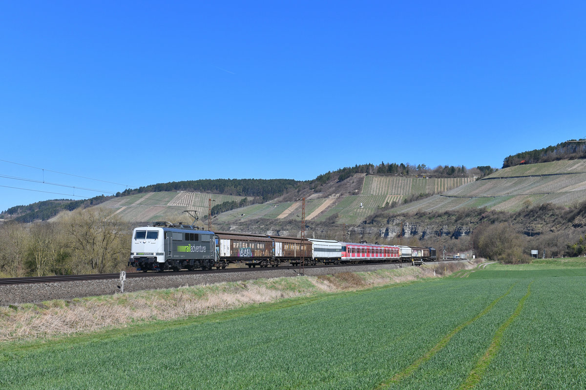 111 215 mit einer Überführung am 06.04.2018 bei Himmelstadt. 