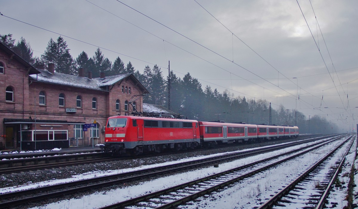 111 221-8 steht am 25.02.15 mit der RB 58021 in Jossa mit dem Ziel Schweinfurt Stadt.