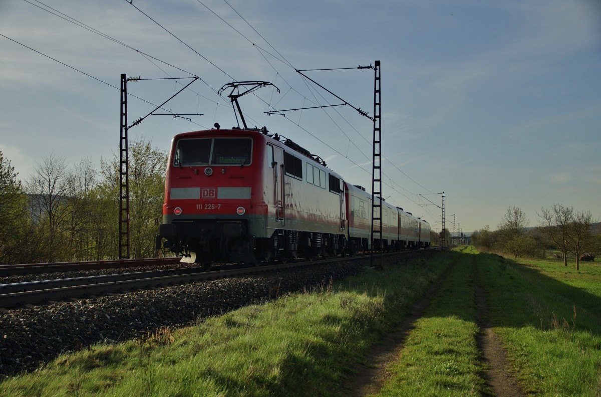 111 226-7 ist mit einen RE in Richtung Bamberg am 15.04.15 bei Thüngersheim unterwegs.
