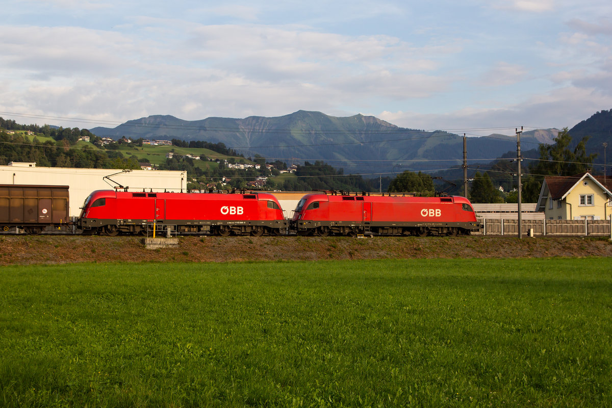 1116 098-5 und 270-0 vor einem Güterzug am Nachmittag des 5.8.19. Im Hintergrund die Bergkulisse der Mörzelspitze. In Dornbirn.
