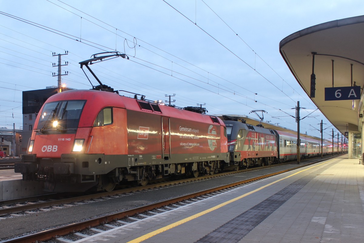 1116 143  Montan  mit 1116 138  Heeressport  mit dem OIC 867  Österreich liest, Treffpunkt Bibliothek  von Bregenz (Bg) nach Wien Westbahnhof (Ws) bei einem kurzen Zwischenhalt in Linz Hauptbahnhof (Lz); am 01.12.2013