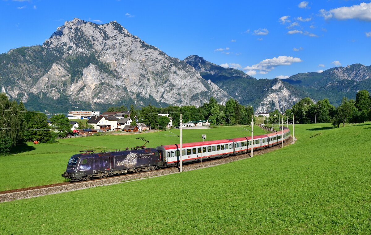 1116 158 mit IC 1019 am 13.06.2021 bei Altmünster. 