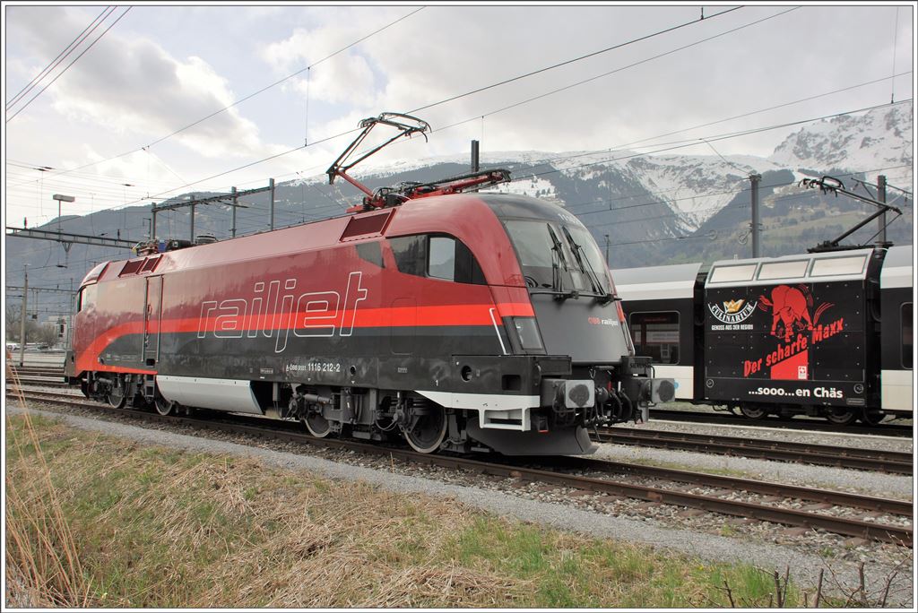 1116 212-2  Lupo  wie Phönix aus der Asche auferstanden und jetzt zur Personalschulung in Sargans. Im Dezember 2013 rammte die Lok auf einem Bahnübergang bei Györ ein Personenauto, wobei beide in Brand gerieten.(05.04.2016)