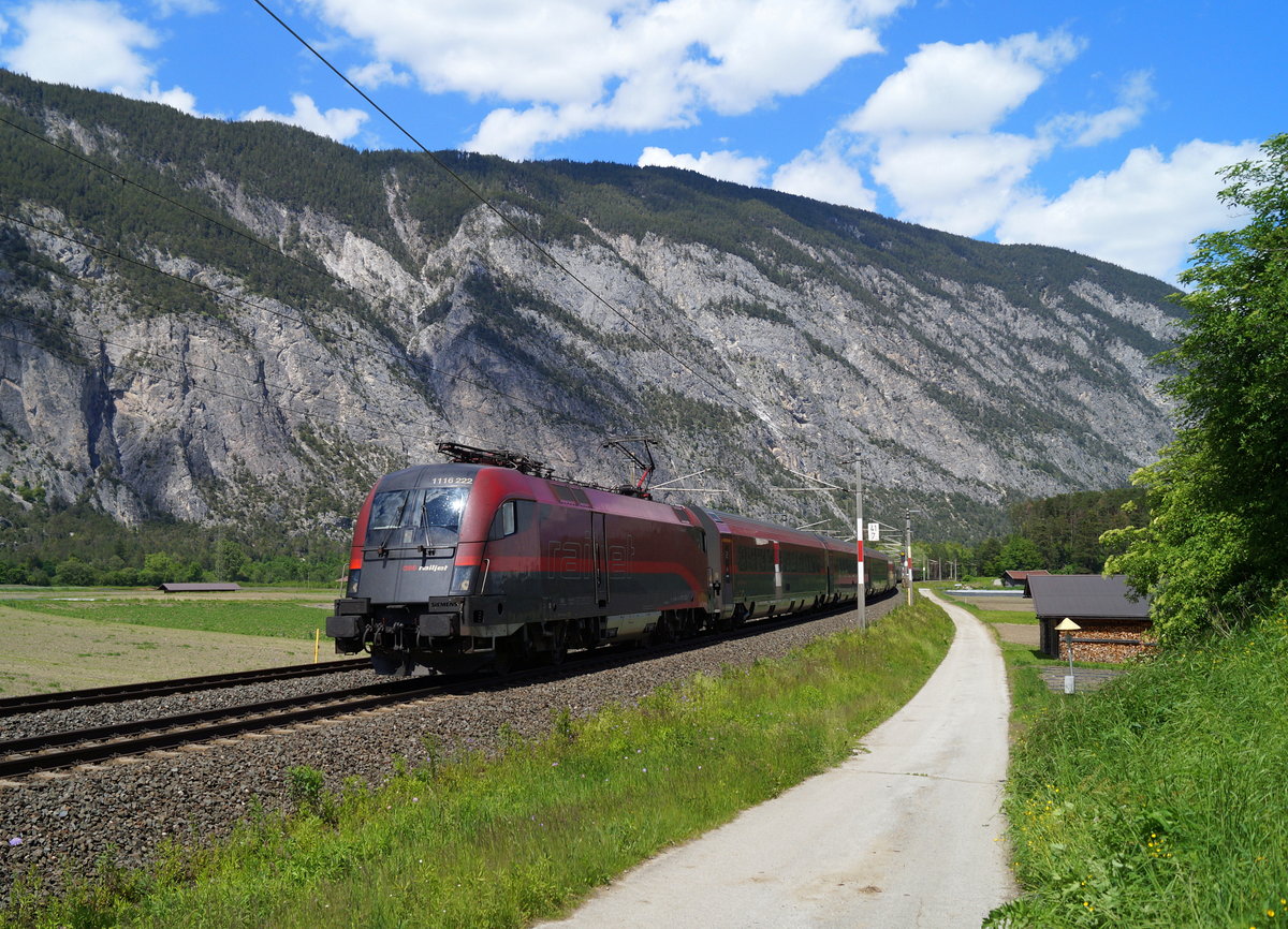 1116 222 mit dem RJX 162 (Budapest-Keleti - Zürich HB) bei Haiming, 01.06.2019.